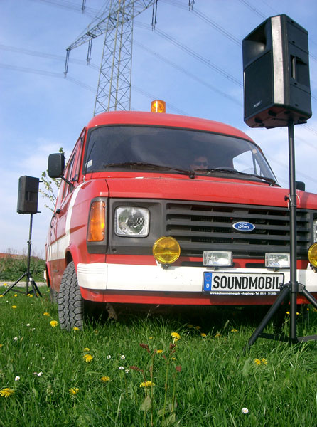 Soundmobil unter Hochspannungsleitung mit Lautsprecherboxen